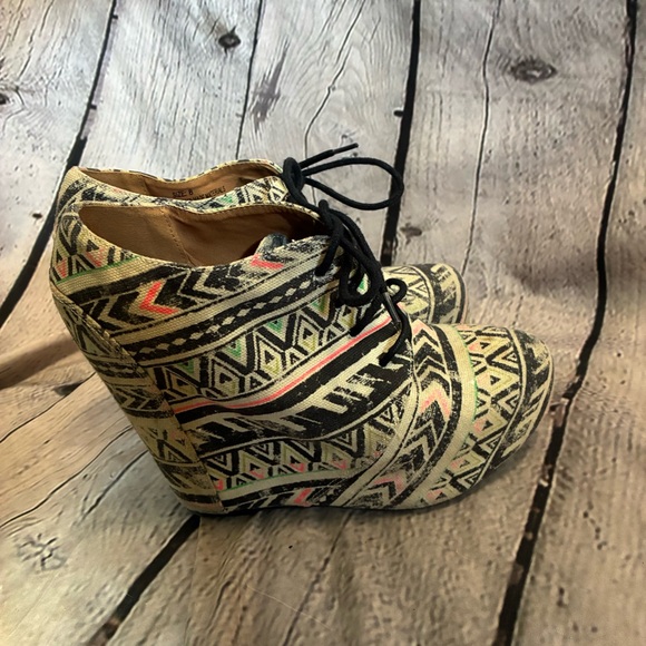Shi by Journeys Neon Tribal Print Beige Canvas Lace Up Y2K Wedge Booties Sz 8 - Picture 3 of 10
